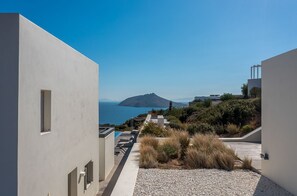Property grounds - Villa Blue Olive - Six Bedroom Villa, Sleeps 14 (Paros)