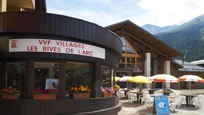 A restaurant named "VVF Villages Les Rives de l'Arc" with outdoor seating and mountain views. - Wifi, 300m from shops, parking, tv, ski locker, 35m², Val Cenis (Val Cenis)