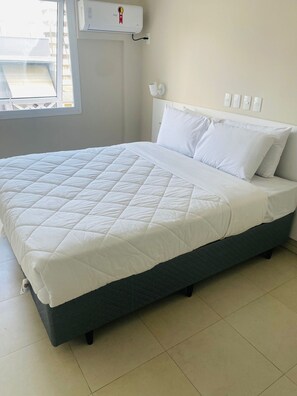 Quarto casal luxo, vista para a cidade | Wi-Fi de cortesia, roupa de cama