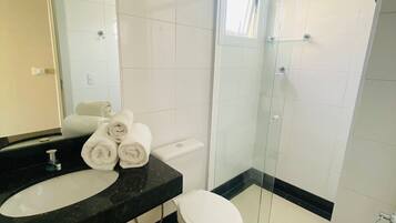 Secadora de cabello, toallas, jabón, shampoo