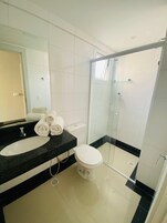 Secador de cabelo, toalhas de banho, sabonete, shampoo