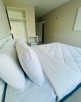 Quarto casal luxo, vista para a cidade | Wi-Fi de cortesia, roupa de cama