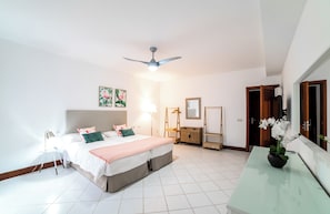 3 chambres, fer et planche à repasser, Wi-Fi, draps fournis