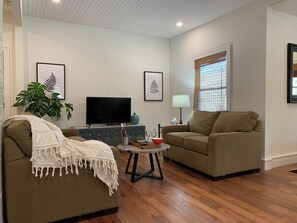 Living area - Charming 3-bedroom house with HUGE yard in Livingston Manor (Livingston Manor)