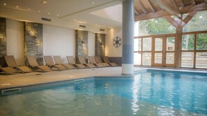 An indoor swimming pool with lounge chairs and stone walls. - 150m from ski slopes, swimming pool, balcony, tv, ski locker, 50-55m², Montchavin La Plagne (Bellentre)