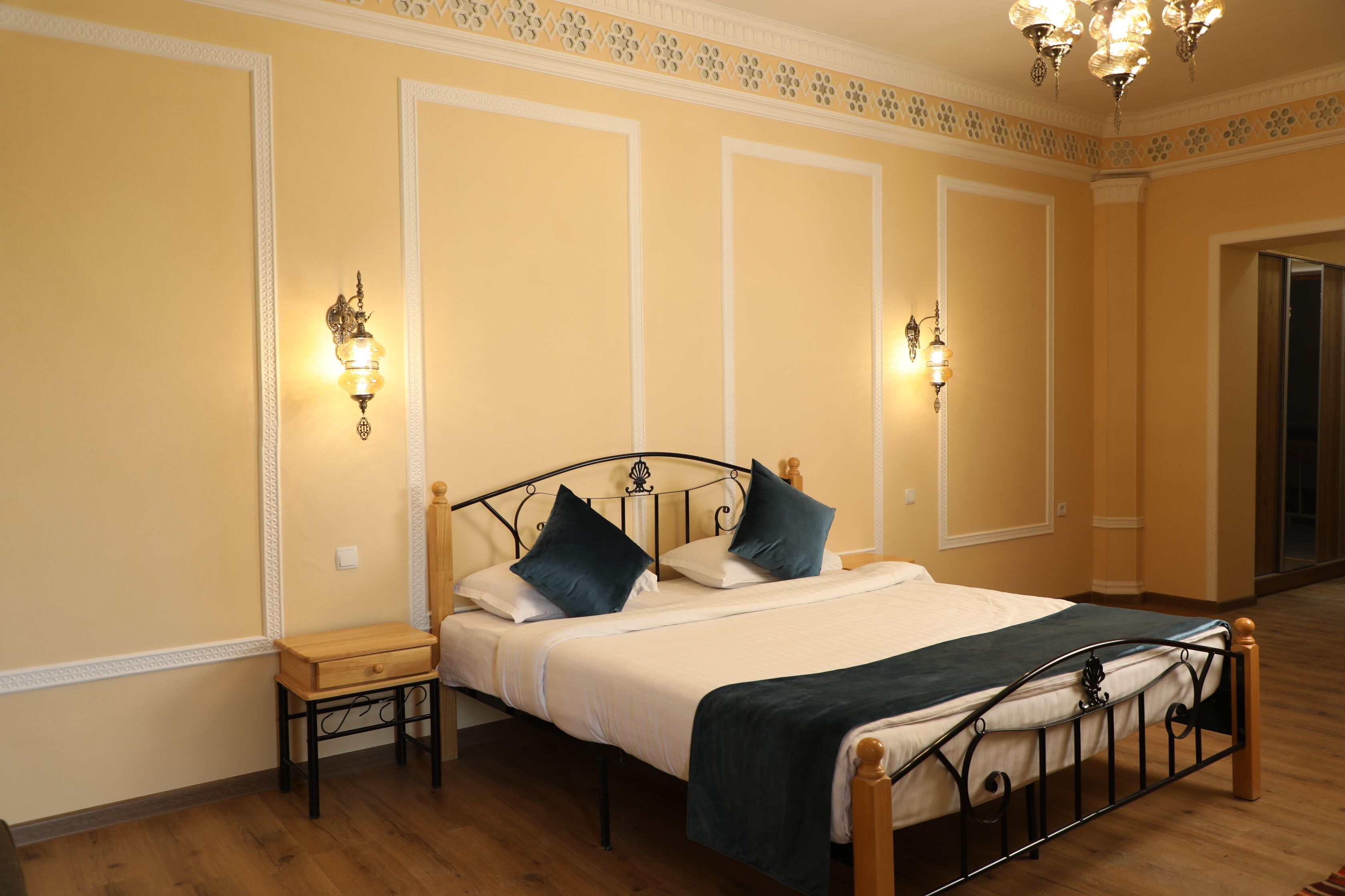 房內夾萬、書桌、手提電腦工作空間、遮光窗簾/窗簾