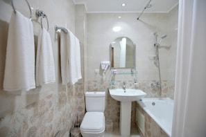 Gratis toiletartikelen, een haardroger, pantoffels, vloerverwarming