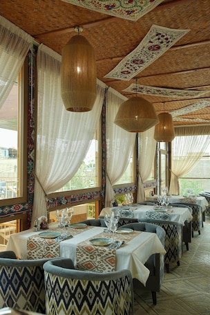 Restaurante. Zargaron Boutique Hotel