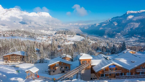 A snow-covered mountain resort with wooden cabins and a ski lift. - Ski-in/ski-out & foot of the slopes, swimming pool, terrace, balcony, tv, 35m², Combloux (Combloux)