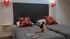 A bedroom with two beds, a skylight, heart-shaped wall decorations, and red wall sconces. - Ski-in/ski-out & foot of the slopes, swimming pool, terrace, balcony, tv, 35m², Combloux (Combloux)