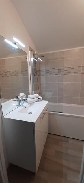 Bathroom - Swimming pool, terrace, balcony, tv, 45m², Combloux (Combloux)
