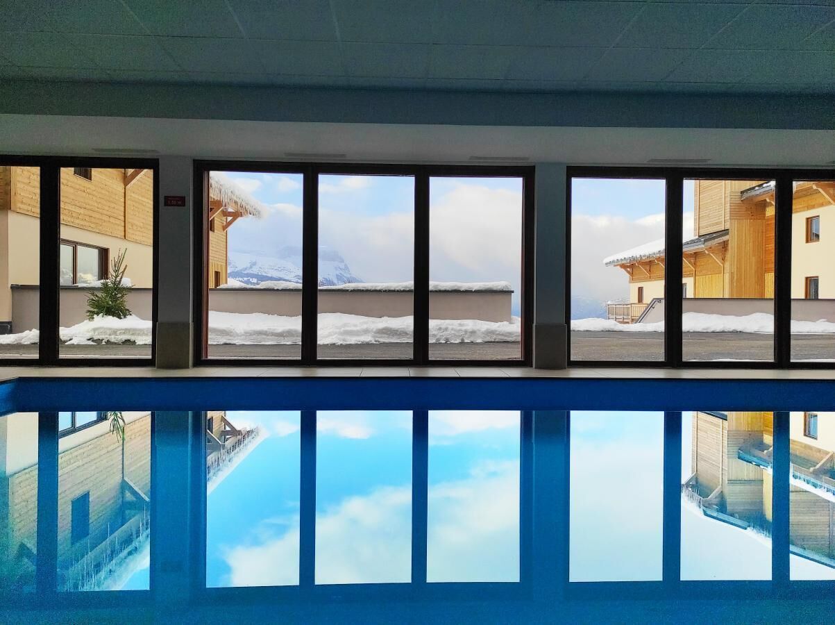 Innendørsbasseng og et oppvarmet basseng