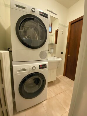 Dusche, Haartrockner, Bidet, Handtücher