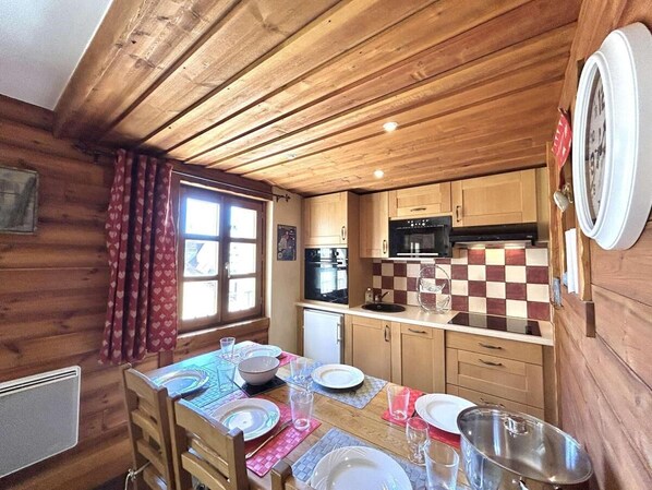 Réfrigérateur, four à micro-ondes, un four, lave-vaisselle