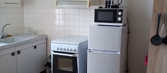 24M2 F1 APARTMENT on independent ground floor in quiet street