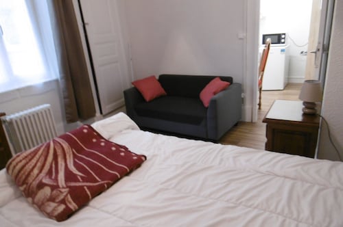 24M2 F1 APARTMENT on independent ground floor in quiet street