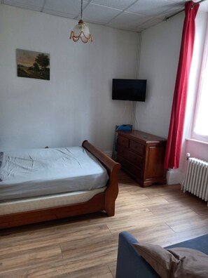 1 chambre, fer et planche à repasser, Wi-Fi, literie fournie