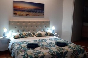 1 habitación, tabla de planchar con plancha y cuna de viaje 