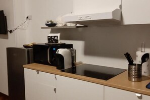 Kühlschrank, Mikrowelle, Herdplatte, Wasserkocher mit Kaffee-/Teezubehör
