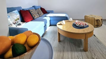 Căn hộ tiện nghi đơn giản, ban công | Khu phòng khách | TV LCD 50-inch có truyền hình cáp