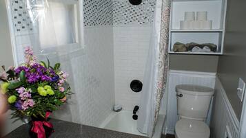 Secador de cabelo, toalhas de banho