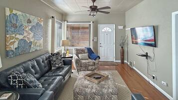 Smart TV, DVD player, livros