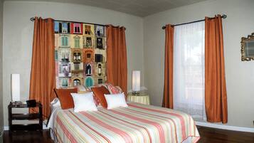 1 quarto, escrivaninha, ferros/tábuas de passar roupa, berço de viagem