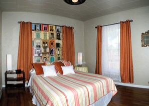 1 quarto, escrivaninha, ferros/tábuas de passar roupa, berço de viagem