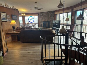 Smart-TV, peis, bordtennis og bøker