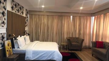 Departamento Deluxe, balcón, vista a la ciudad | Caja de seguridad en la habitación y escritorio
