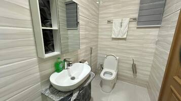 Departamento Deluxe, balcón, vista a la ciudad | Baño | Amenidades de baño gratuitas, secadora de cabello, toallas, jabón