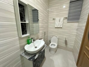 Deluxe Apartment, Balcony, City View | Bathroom