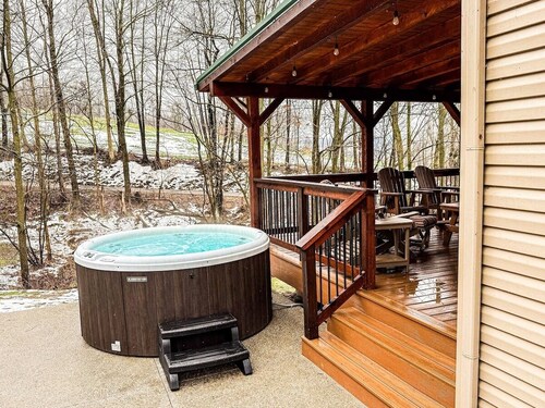 The Oaks | Cozy 1920s Farmhouse | Hot Tub