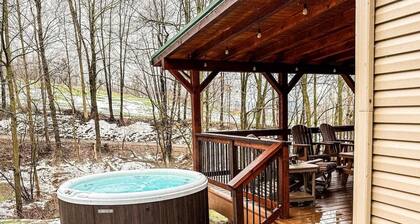 The Oaks | Cozy 1920s Farmhouse | Hot Tub