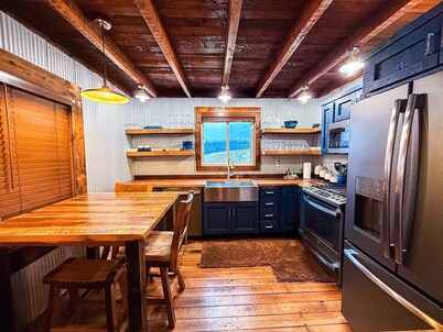 The Oaks | Cozy 1920s Farmhouse | Hot Tub