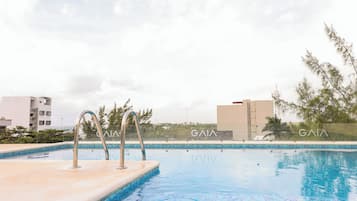 Una piscina al aire libre