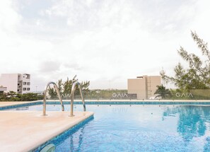 Una piscina al aire libre