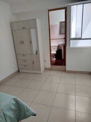 3 habitaciones, tabla de planchar con plancha, wifi y ropa de cama