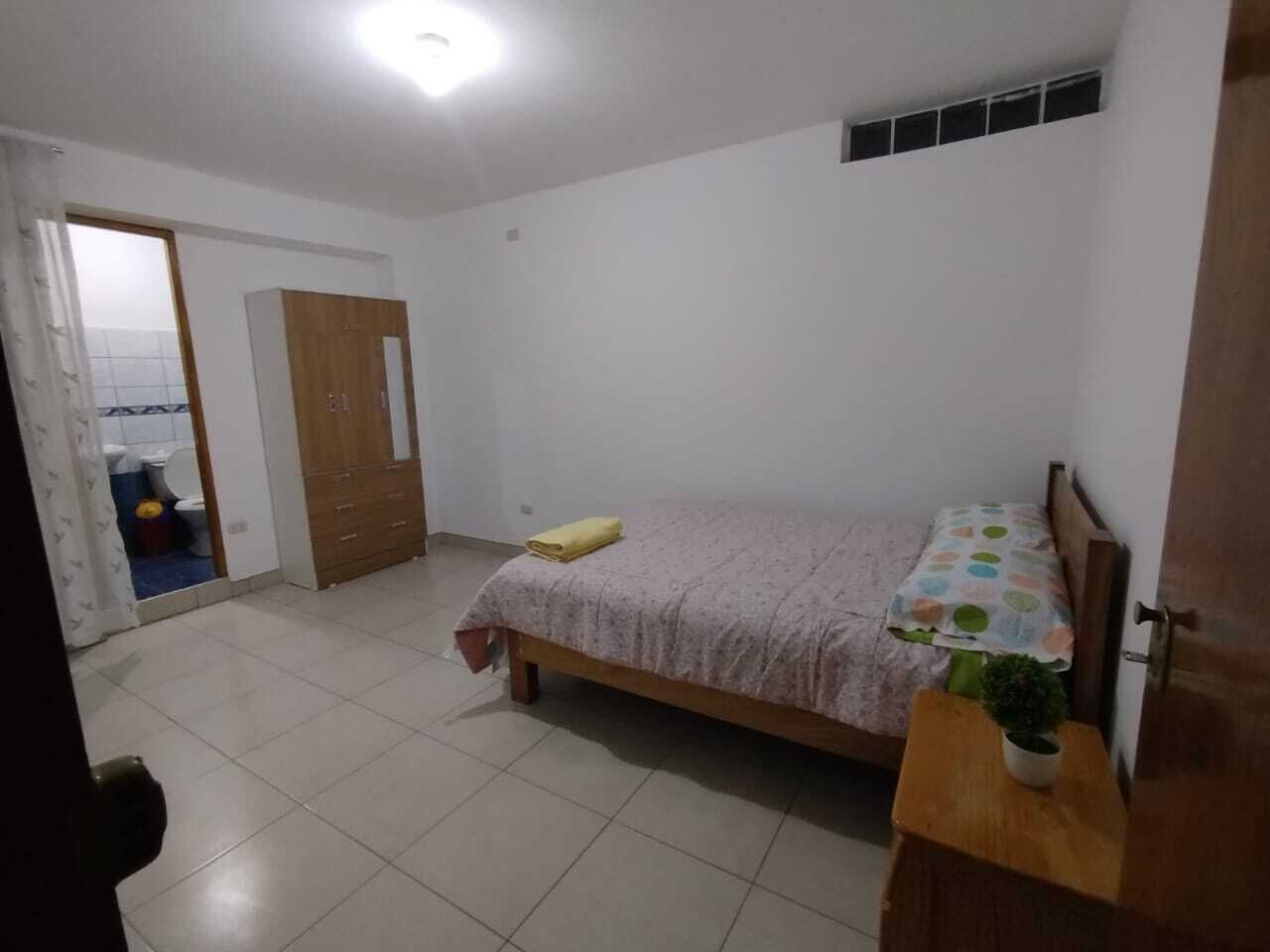 3 habitaciones, tabla de planchar con plancha, wifi y ropa de cama 