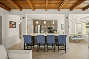 Fridge, microwave, oven, stovetop - Pineapple on Siesta Key (Siesta Key)