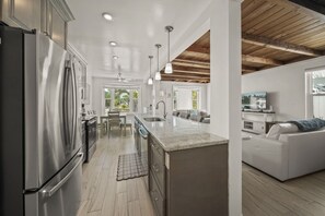 Fridge, microwave, oven, stovetop - Pineapple on Siesta Key (Siesta Key)