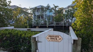 Ein Privatsteg mit einem Schild, das 'PRIVATE DOCK NO TRESPASSING' aufweist.