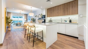 Kaffetrakter/tekoker, kjøleskap, mikrobølgeovn og ovn