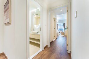 Een douche, een haardroger, handdoeken, zeep