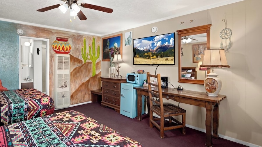 Smokey Bear Motel