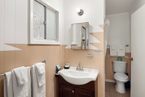 Comfort Single Room | Bathroom | Shower, towels, soap, shampoo - Smokey Bear Motel (Capitan)