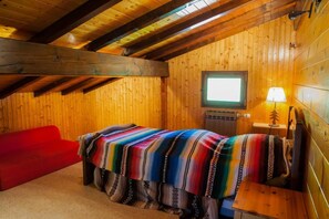4 makuuhuonetta, silitysrauta/-lauta, Wi-Fi