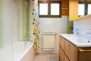 Shower, hair dryer - Wifi, 1st floor, terrace, balcony, fireplace or stove, tv, ski locker, 103m², Le Grand Bornand (Le Grand-Bornand)
