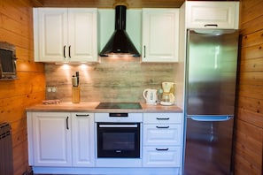 Kjøleskap, mikrobølgeovn, ovn og oppvaskmaskin