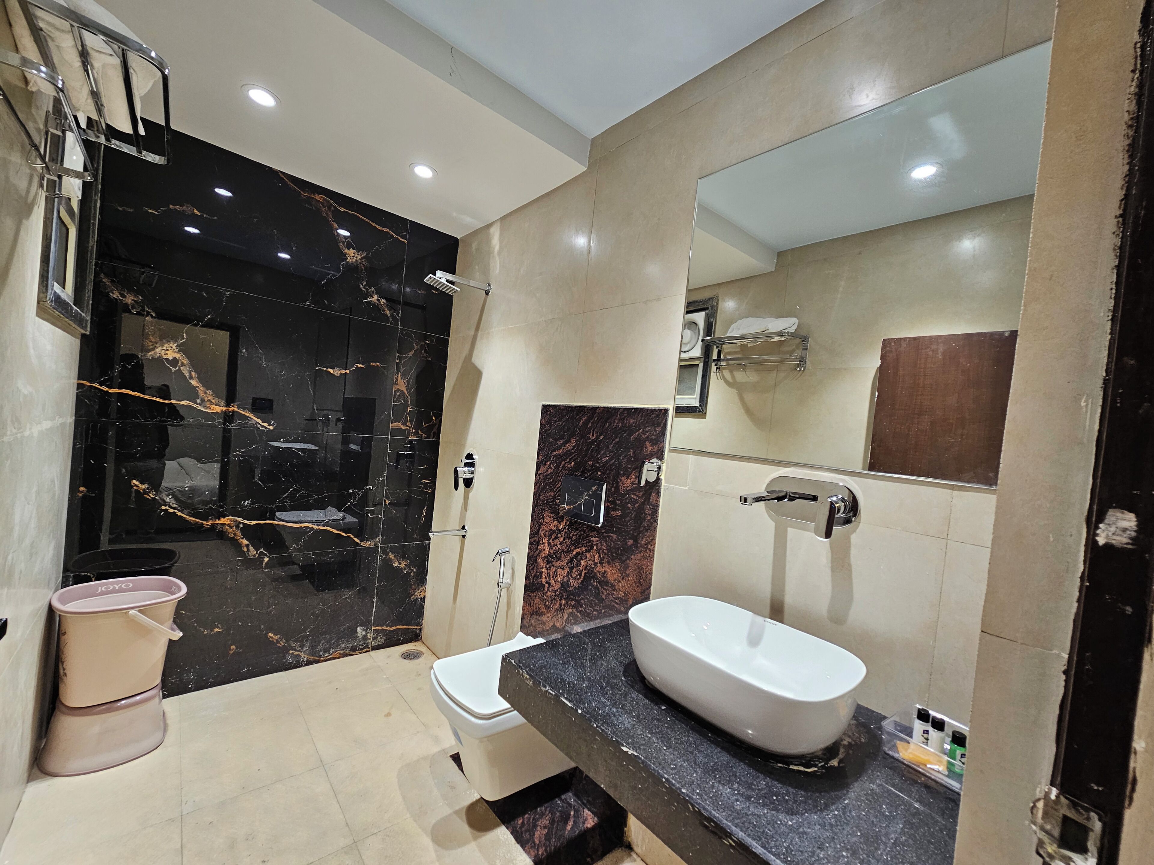 Habitación doble ejecutiva, vista a la ciudad | Baño | Regadera, amenidades de baño gratuitas, pantuflas, toallas 